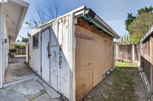 Building Photo - 1450 Kolln St