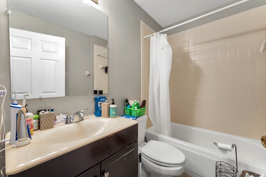 Building Photo - 1432 Saddleridge Dr