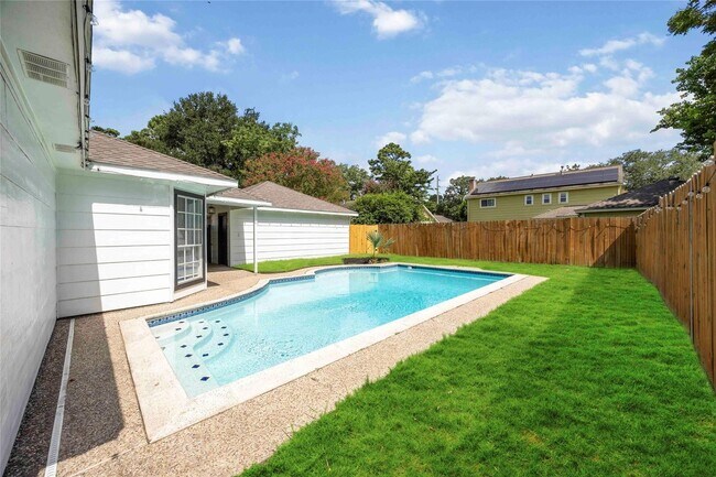 Building Photo - 5511 Green Timbers Dr