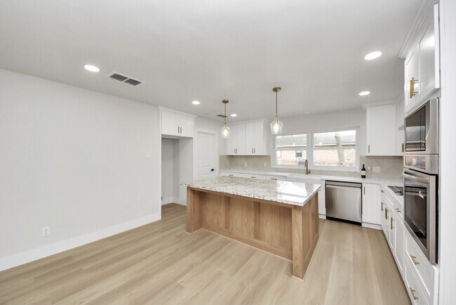 Building Photo - 26206 Maplewood Dr