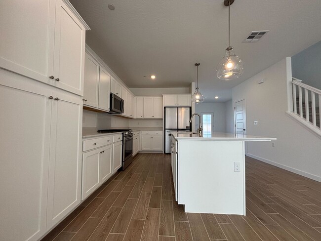 Building Photo - Move-In Special! 1 Week Free Rent – Spacio...