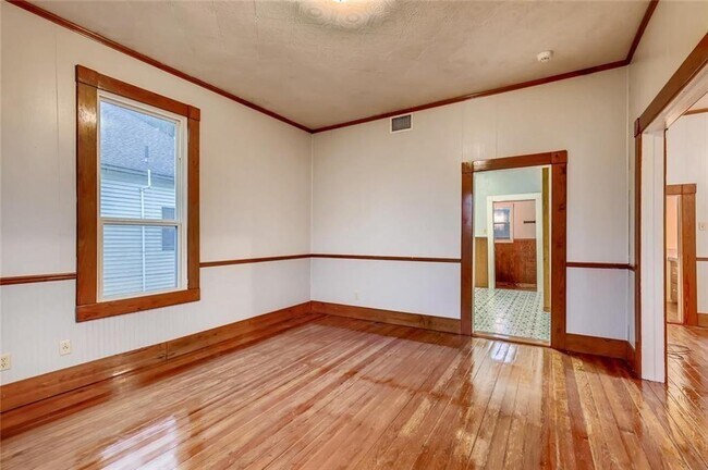 Building Photo - 616 W 7th St