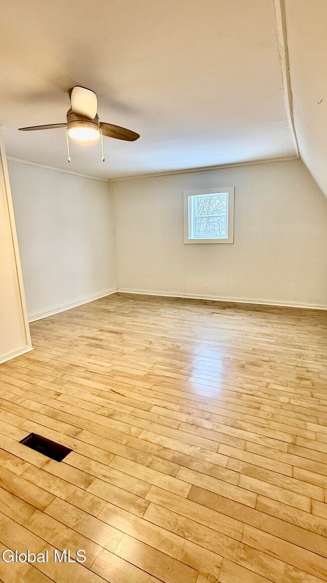 Building Photo - 173 Bay St