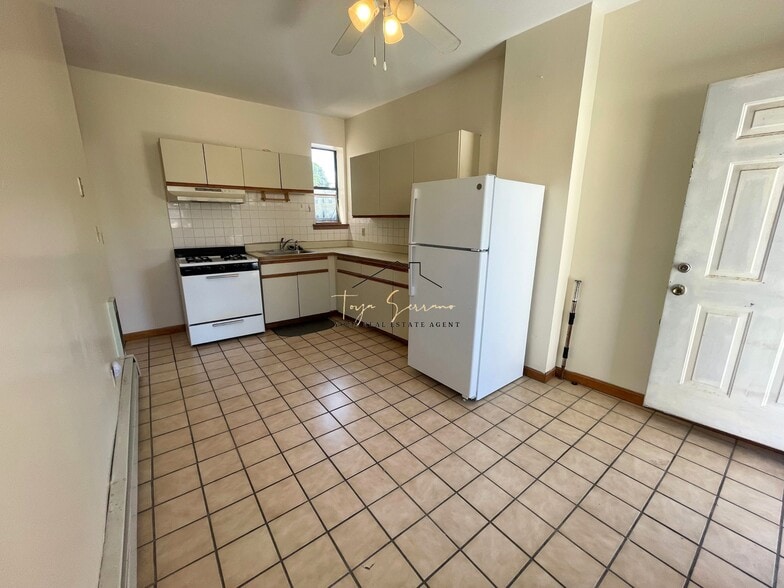 Building Photo - 369 Centre St