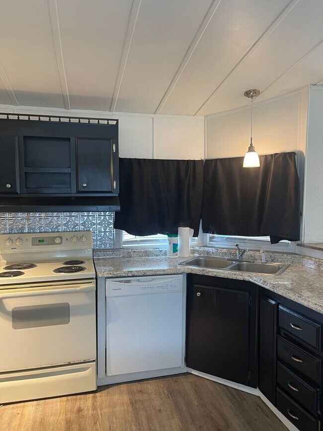 Building Photo - New Rental!!-Annaville/Calallen Area