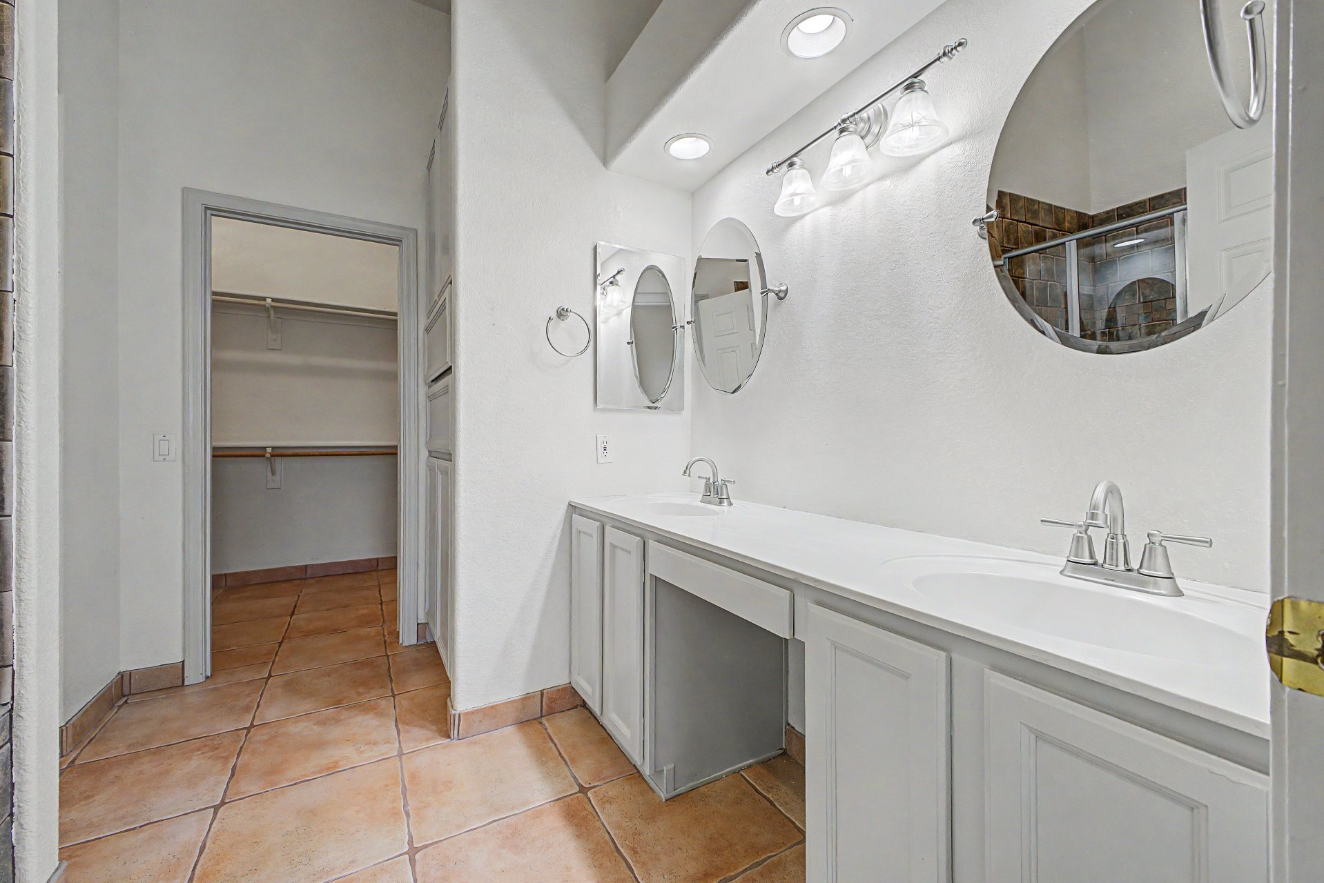 Building Photo - 691 S Sahuaro Dr
