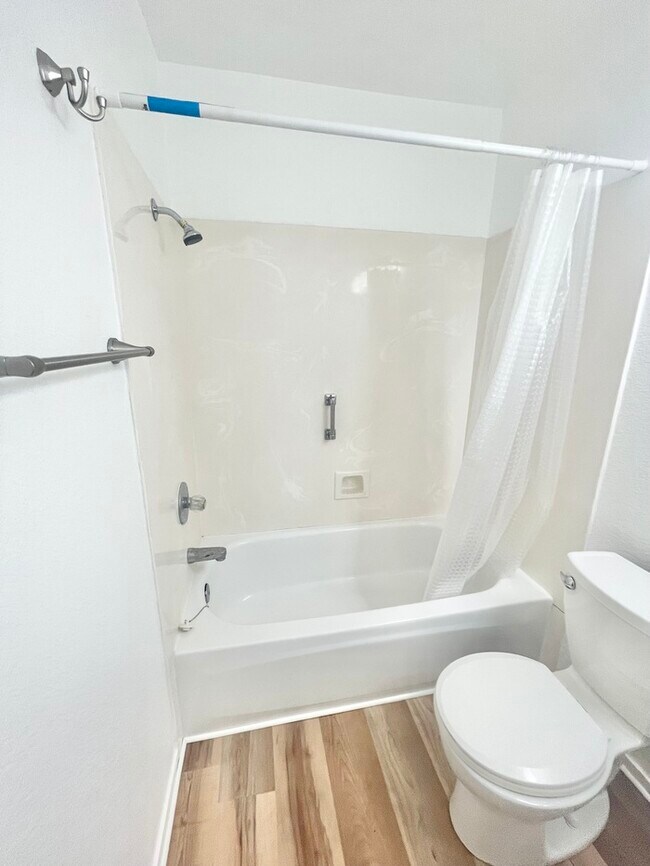Building Photo - Stunning newly remodeled 3 bedroom 2 bathroom home!