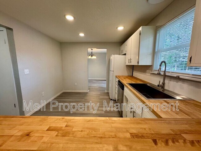 Building Photo - 526 Holly Ln