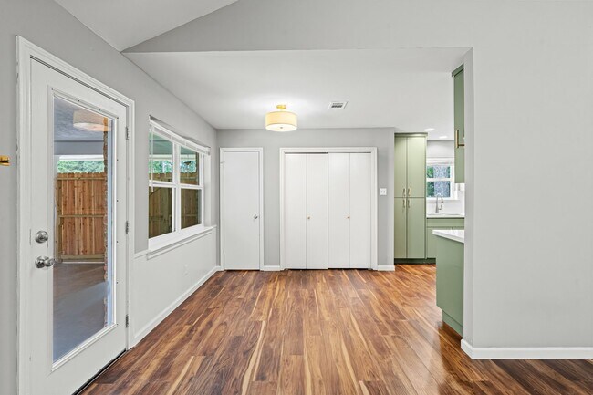 Building Photo - 25802 Maplewood Dr