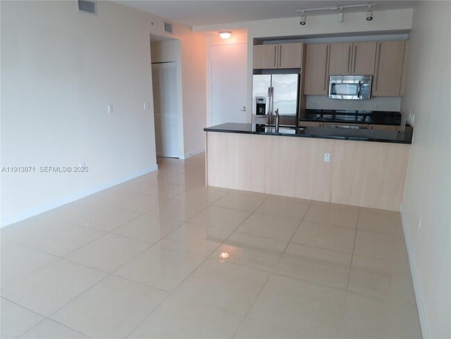 Building Photo - 1111 SW 1st Ave