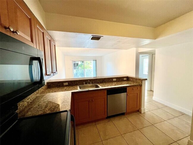 Building Photo - 5221 Geneva Ct
