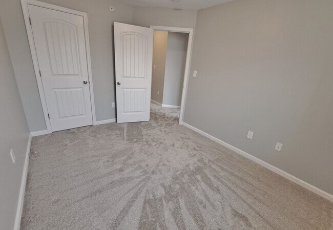 Building Photo - 3 Bed / 2-1/2 Bath  Single Family Town Home w/Attached1 Car Garage