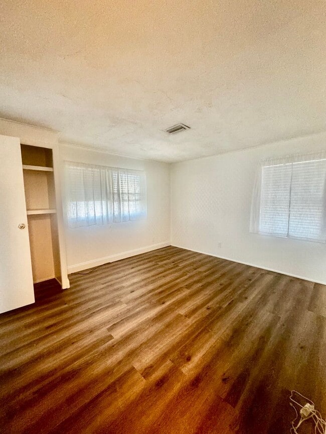 Building Photo - Welcome to your Florida retirement dream in desirable Hollywood Estates.