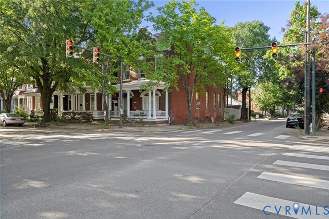 Building Photo - 1527 Grove Ave