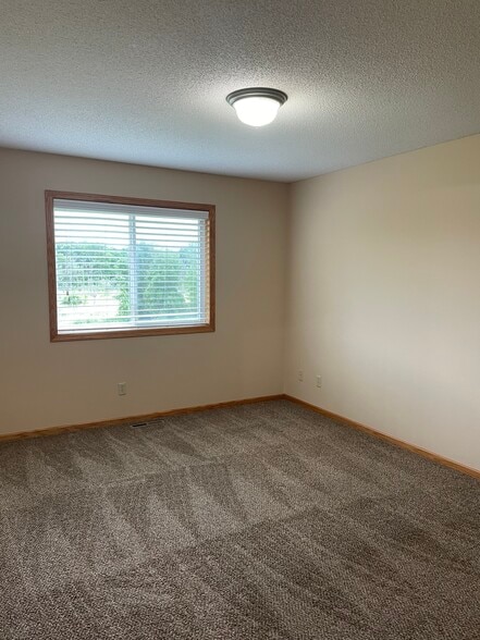 Bedroom 1 Main - 1645 Lakeridge Way