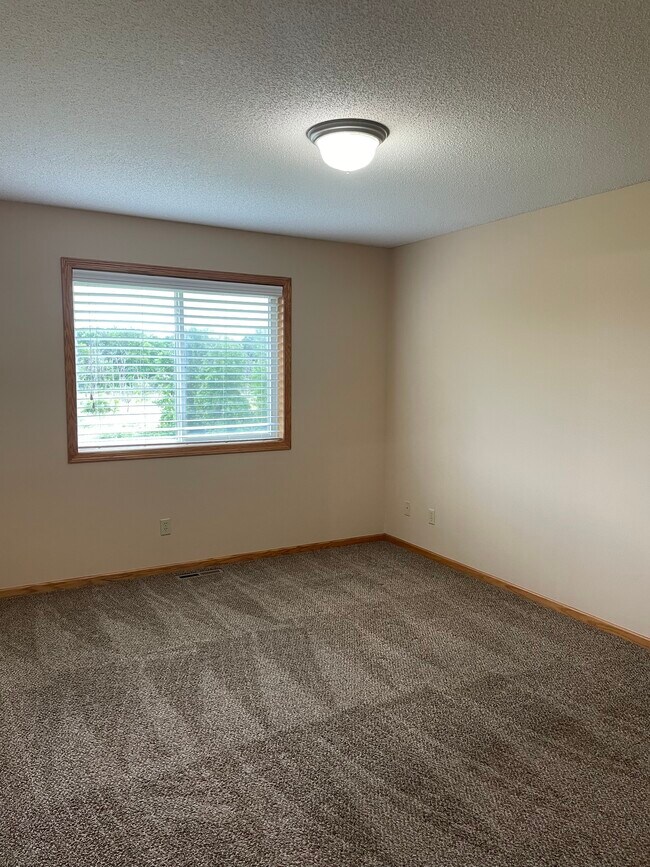 Bedroom 1 Main - 1645 Lakeridge Way
