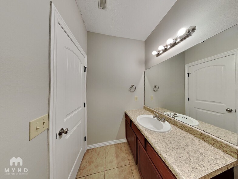 Building Photo - 111 N Peach Brook