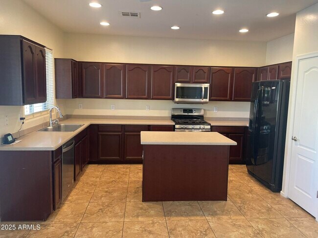 Building Photo - 4816 S Emery Cir