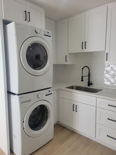 Building Photo - 11649 Sunglow St