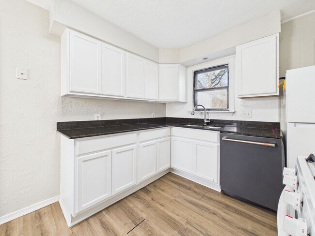 Building Photo - 1307 NW Maple Ave