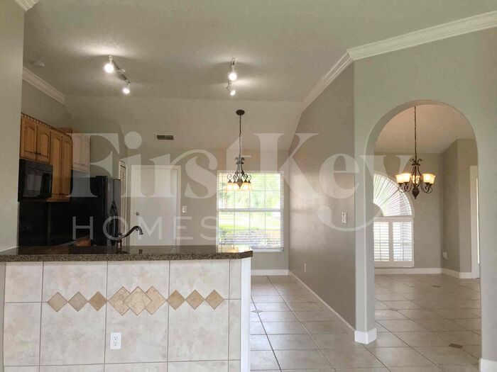 Building Photo - 3600 Molona Dr