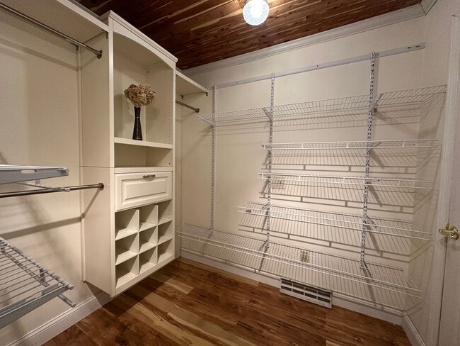 Building Photo - Furnished 1-Bedroom Primary Suite