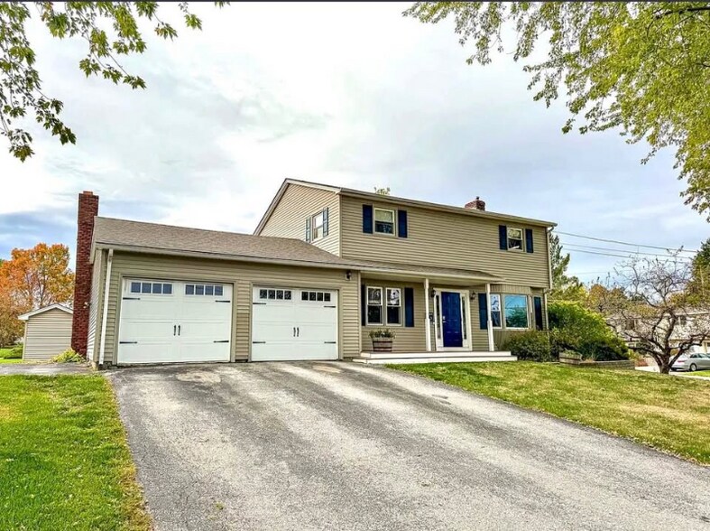 Primary Photo - 3 Clover Ln