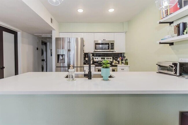 Building Photo - 909 Reinli St