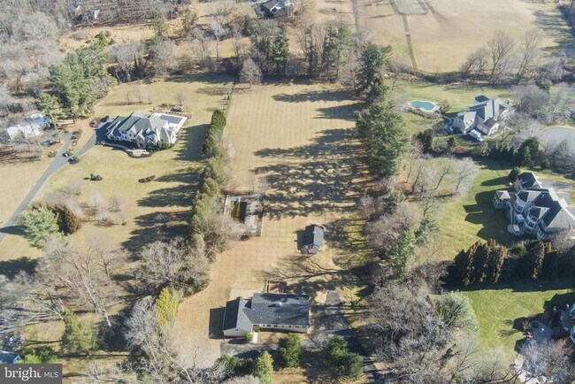 Building Photo - 901 Walker Rd