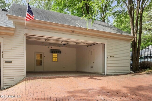 Building Photo - 246 Eastbrooke St