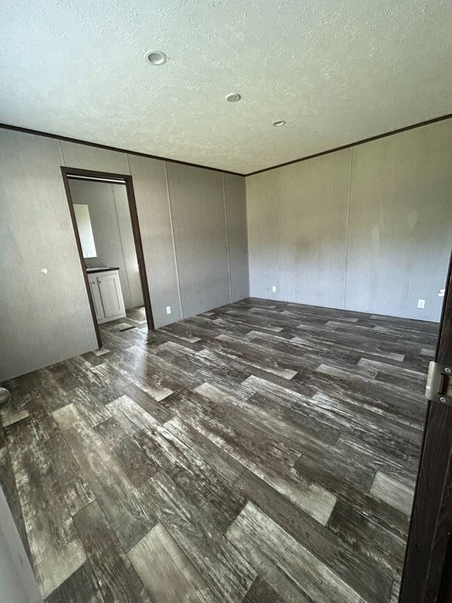 Building Photo - 220 Autumn Ln