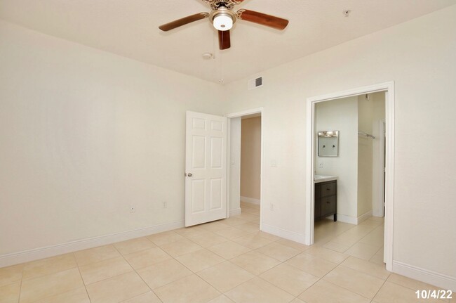 Building Photo - Beautiful 3/2 Spacious Condo with Lawn Car...