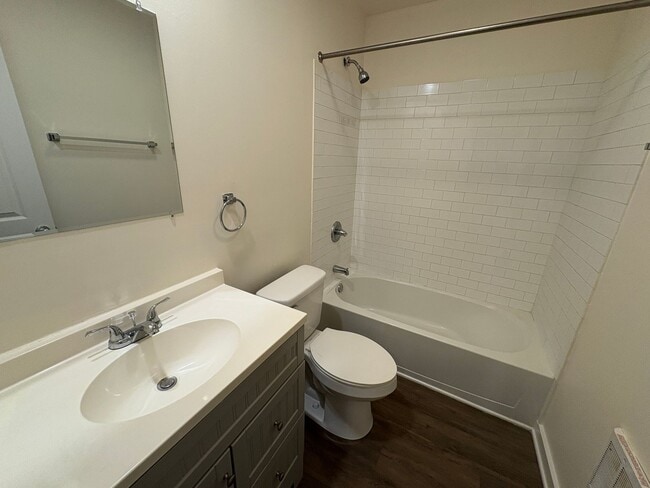 Building Photo - Affordable and Adorable Duplex in Enderly ...