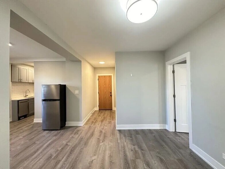 Building Photo - 505 W Belmont Ave