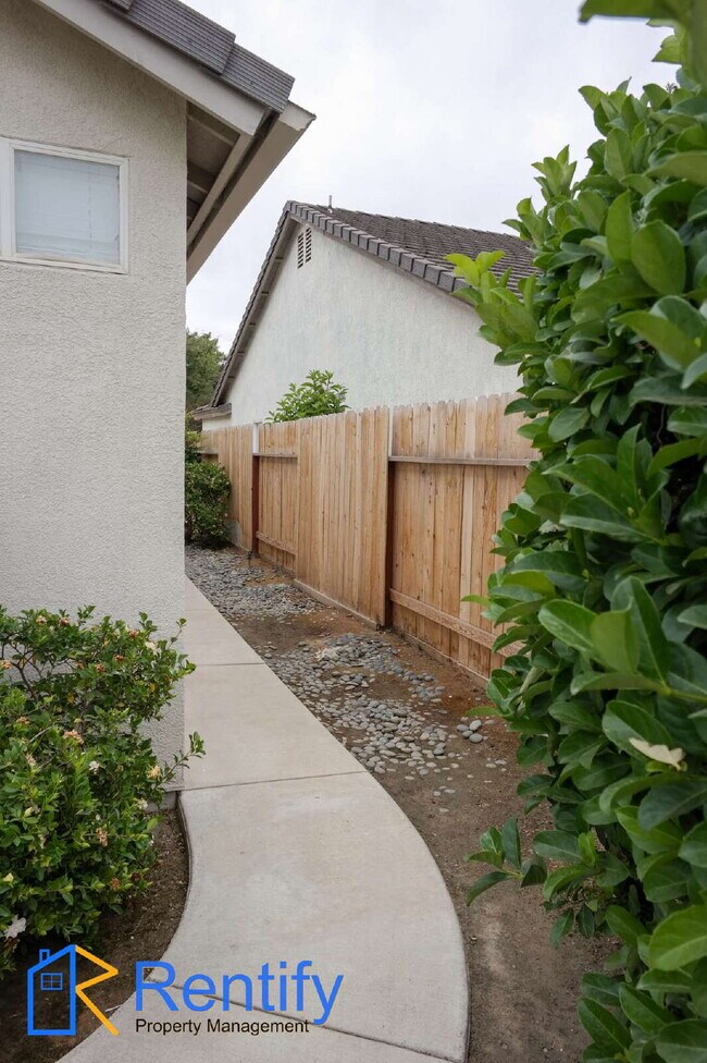 Building Photo - Charming Seven Oaks Home - 4Bed, 2Bath - Gardener Included!