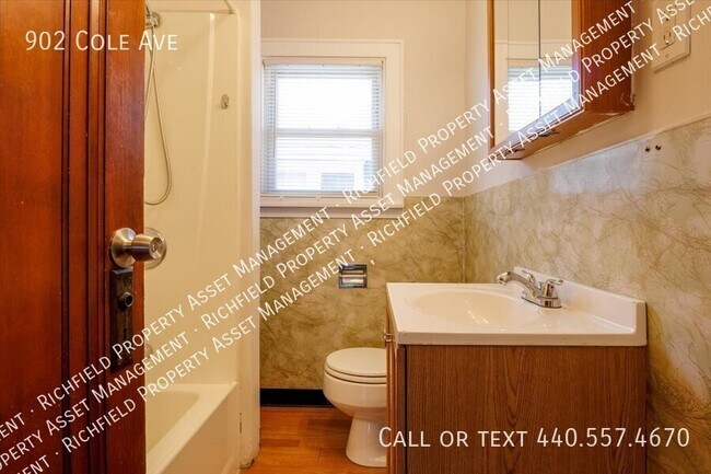 Building Photo - 902 Cole Ave