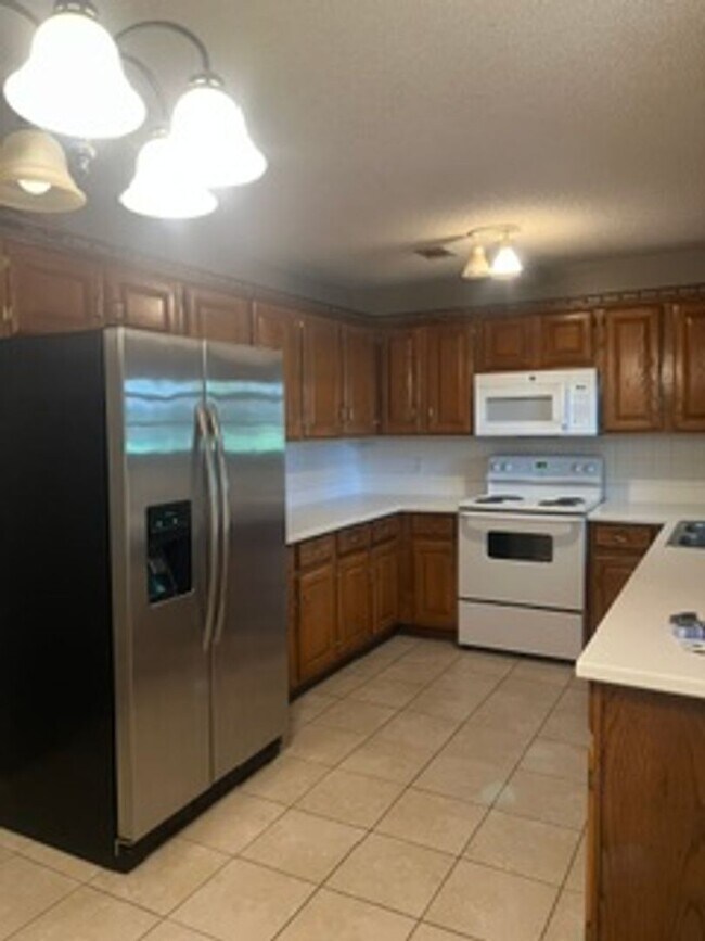 Building Photo - Nice Large One Level/Three Bedroom/Two Bath Home/Split Plan/Oversized 2 Car Side Entry Garage on ...