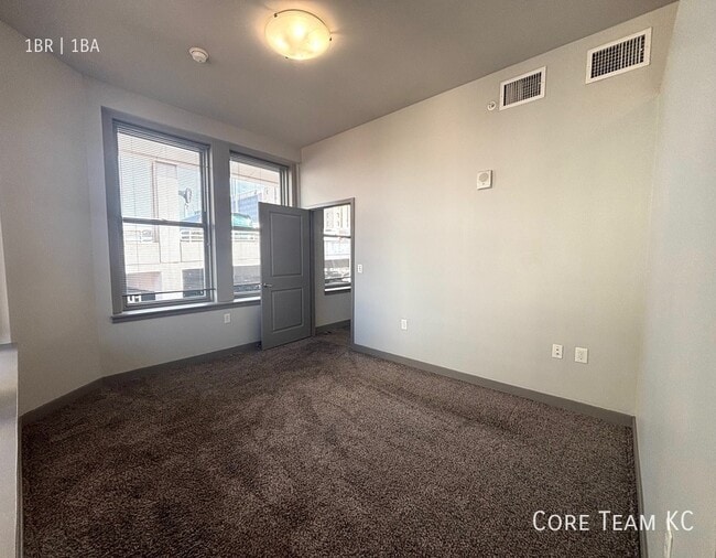 Building Photo - 306 E 12th St