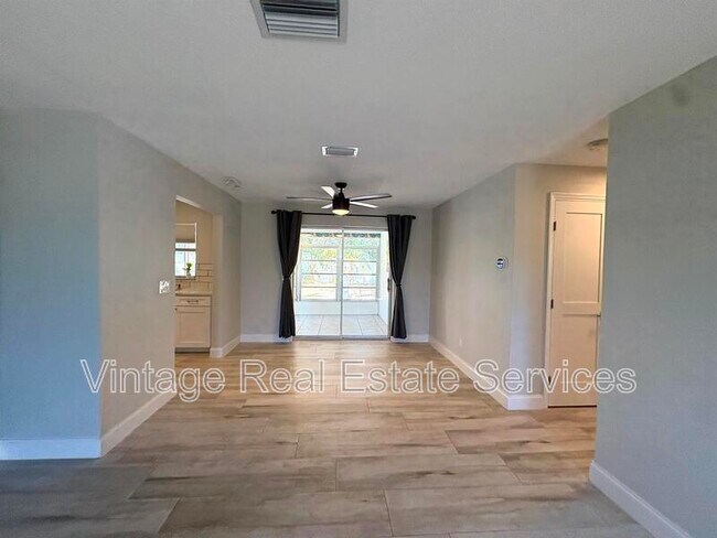 Building Photo - 1074 S Woodbrook Drive South