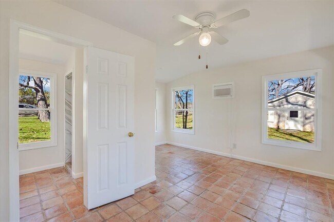 Building Photo - 202 Lazy L Ln