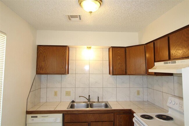 Building Photo - 316 Falcon Ct