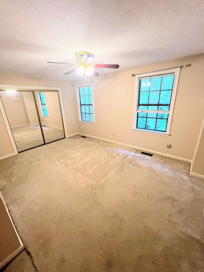 Building Photo - 3 Bedroom Townhome in Forest