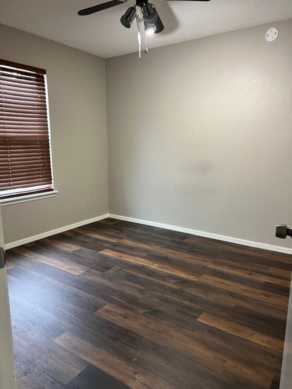 Building Photo - 1529 E 68th Pl