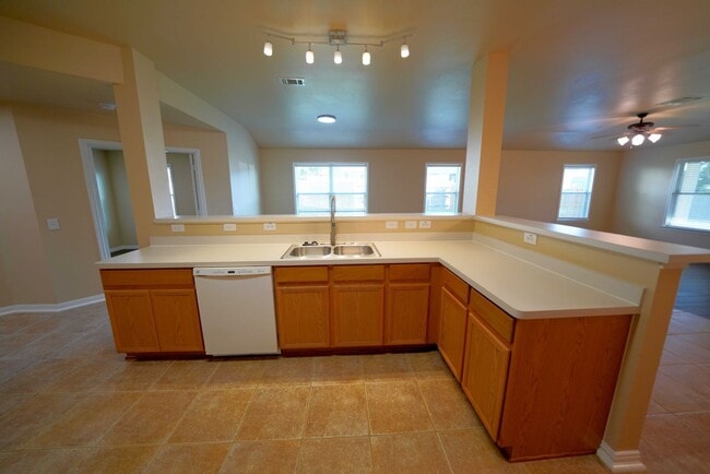 Building Photo - Immaculately upgraded and maintained home now available in Cibolo! Realtor Commission: $550