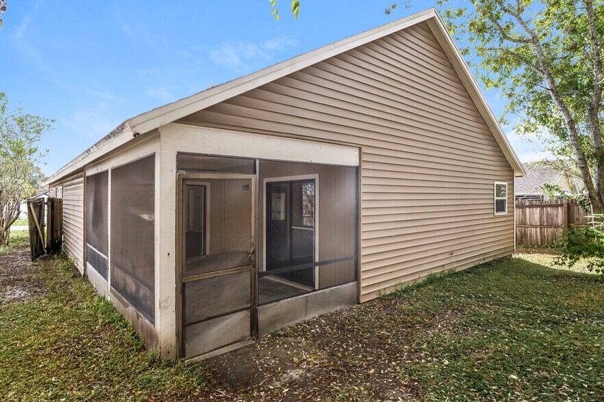 Building Photo - 585 Conure St