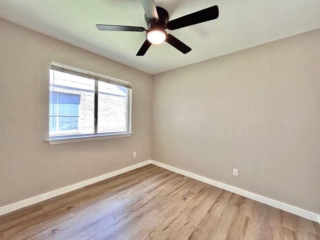 Building Photo - 3/BR 2/BA Home with Natural Light, Big Bac...