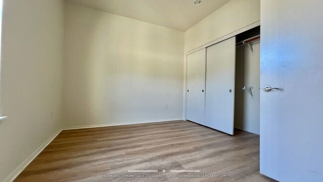 Building Photo - Stylish and modern loft-like 2 bedroom 2.5 bath condo in an urban oasis!