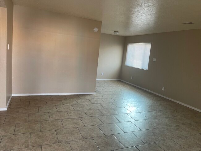 Building Photo - 224 Estancia Dr NW