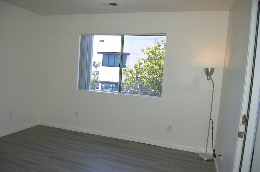 Building Photo - 1323 W Palmyra Ave