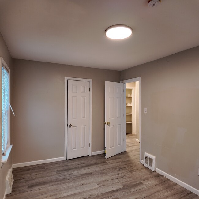 Building Photo - 9277 Vaughan St